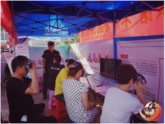 深圳西乡柳竹社区居民在体验<a href=http://www.szzs360.com/vr/ target=_blank>VR</a>禁毒模拟系统 1