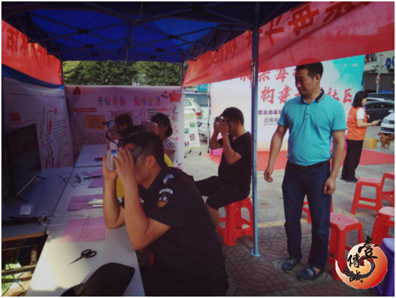 深圳西乡柳竹社区居民在体验<a href=http://www.szzs360.com/vr/ target=_blank>VR</a>禁毒模拟系统 2