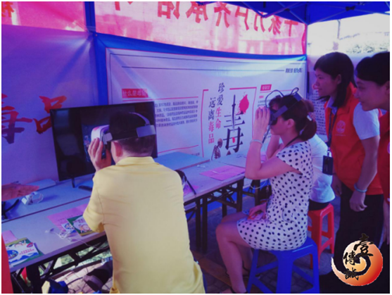深圳西乡柳竹社区居民在体验<a href=http://www.szzs360.com/vr/ target=_blank>VR</a>禁毒模拟系统 4
