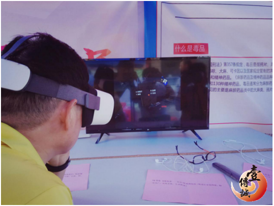 深圳西乡柳竹社区居民在体验VR禁毒模拟系统 5